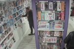 У Франківську чоловік обікрав сексшоп, кадр з відео: ТСН
