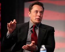 Основатель Tesla заработал на $20 млн меньше за финдиректора