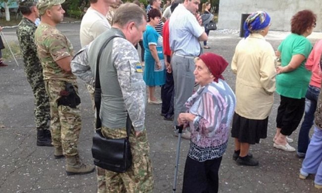 За три кілометри від терористів:  життя напівзруйнованого селища (фото)
