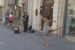 Молода італійка підкорила перехожих вуличними танцями