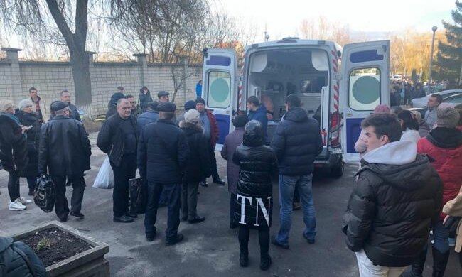 Львів'яни шинами та блокпостами відгородилися від українців, які прибули з Уханя, - "коронавірус не пройде"