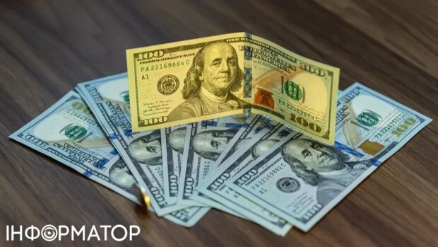 НБУ заборонив банкам відмовляти в обміні доларів по 1, 5 і 10