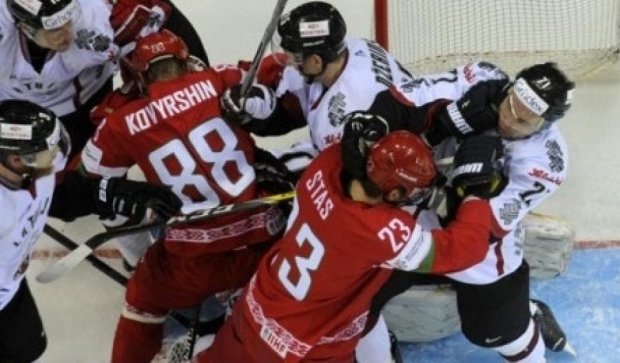 Латвийские и белорусские хоккеисты подрались стенка на стенку (видео)