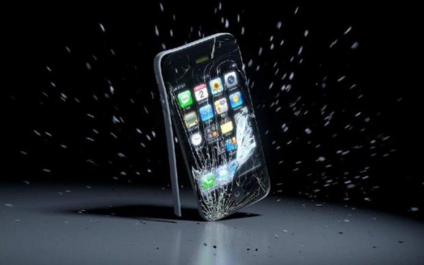 iPhone пролетів сотню метрів, і ось що від нього залишилося: відео