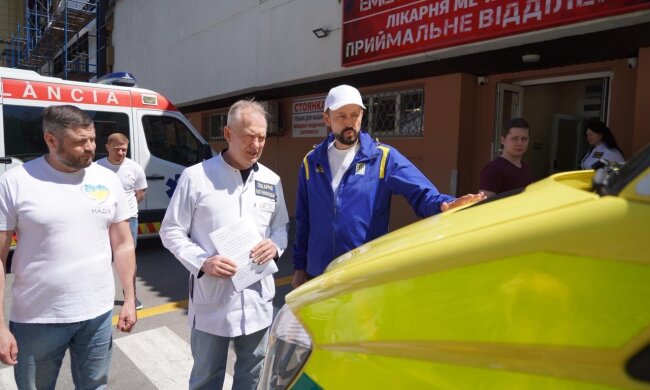 Больница Мечникова получила современную скорую: фонд "Надежда" и Валерий Дубиль передали авто для спасения тяжелых пациентов