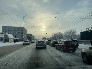 Понедельник начался с пробок: дороги покрыло снегом, машины буксуют, коммунальщиков не видно