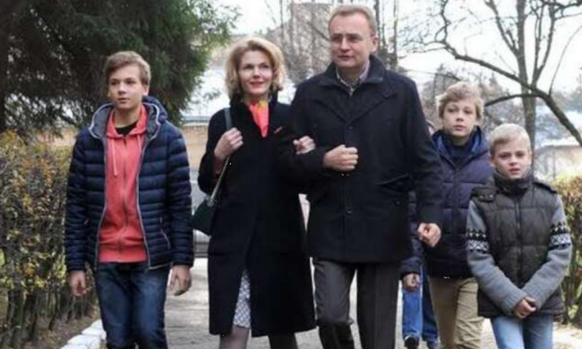 Андрій Садовий з дружиною та дітьми, фото: Facebook