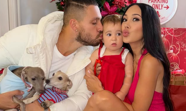 Скарлет Вас та її обранець Тає Річчі з донькою, фото з соцмереж