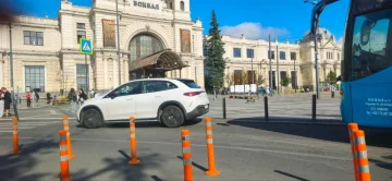 Перекриті стовпчиками проїзди на площі Двірцевій у Львові
