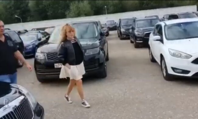 Пугачова в конверсах і діти в Грязі: Примадонна відвела Лізу та Гаррі в перший клас