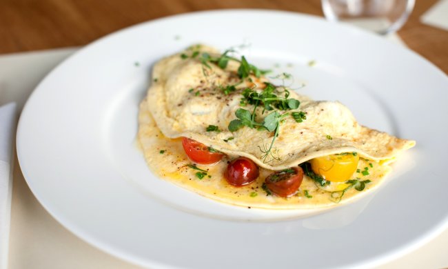 Порадуйте себя вкусным завтраком: французский омлет с сыром