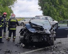 На Львівщині три автівки не поділили дорогу, кров на узбіччі: понівечені тіла вирізали з купи металу