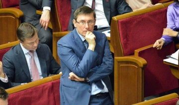 Луценко требует лишить неприкосновенности трех депутатов