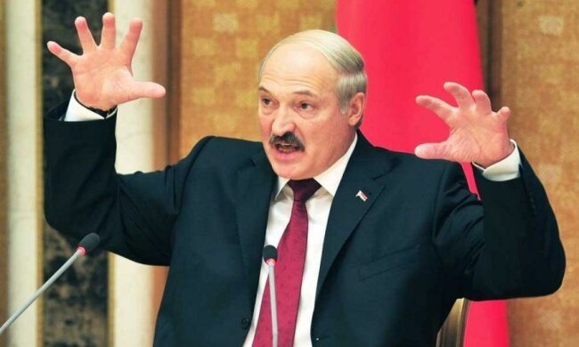 Лукашенко розповів, як маневрує між молотом і ковадлом