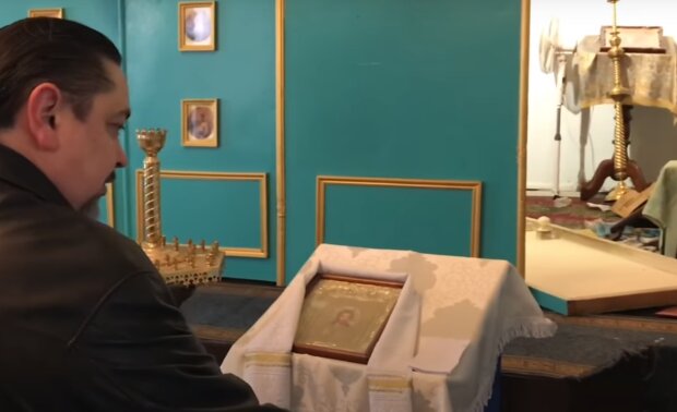 Церковь на Тернопольщине осталась без икон и крестов - как теперь молиться