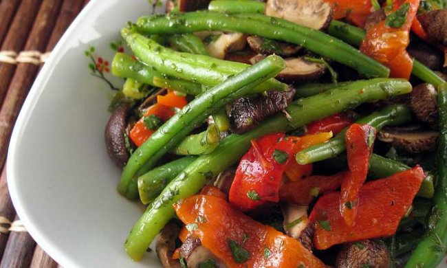 Рецепт теплого салату з куркою і стручковою квасолею на швидку руку