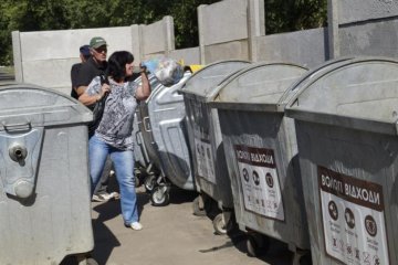 У Києві зі сміттєвого бака дістали голу "бомбу"