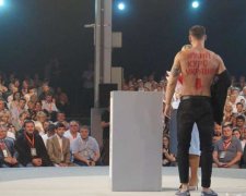 Стриптиз для Тимошенко: хлопець пояснив, куди засунув "новий курс"