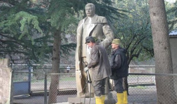 У Грузії знесли пам'ятник Сталіну, що встановили потайки 