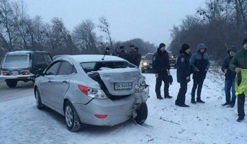 Поліцейський загинув, рятуючи водіїв у ДТП (фото)
