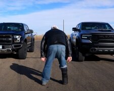 Ram 1500 TRX vs Ford F-150 Raptor, скріншот