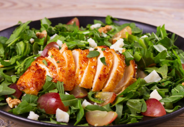 Салат с запеченным виноградом и курицей, изображение: ru.depositphotos.com