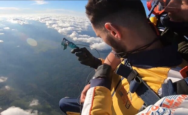 Украинец сделал татуировку на высоте 4 километра и установил рекорд - парашут, полет и игла в руке