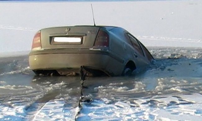 У Полтаві під лід провалився автомобіль (фото, відео)
