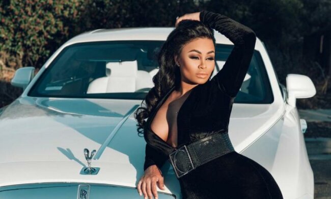 Чотири неосяжні кулі у крихітному купальнику: епатажна модель шокувала фігурою 