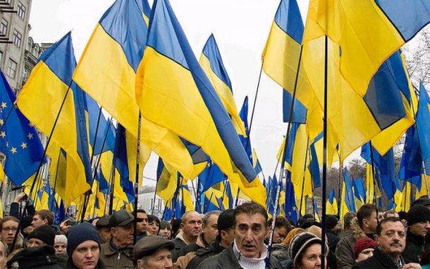 Сотні поліцейських та гучні гасла: центр Києва заполонив численний натовп
