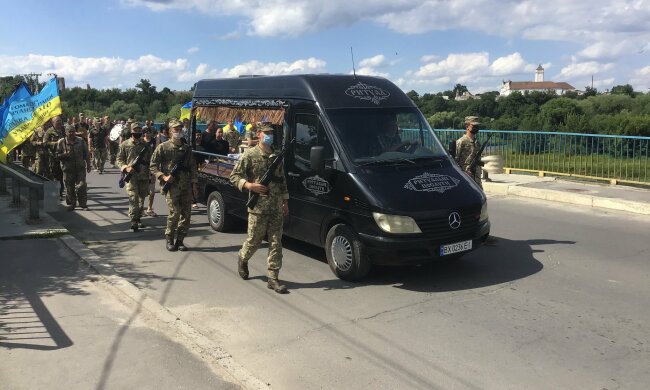 Під Хмельницьким поховали загиблого на Донбасі героя - одружився і поїхав у смерть