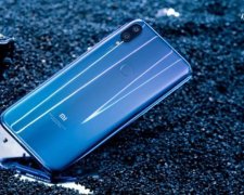 Глава Xiaomi показала смартфон Mi Play во всей красе