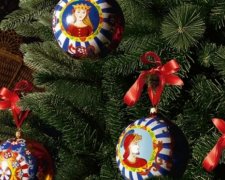 Dolce & Gabbana розмалювали ялинкові іграшки (фото)