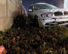 ДТП у Києві: люксовий BMW втрапив у стовп