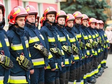 Сотні людей дякують за життя: у Франківську нагородили рятувальників, зворушливі кадри