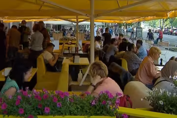 Кафе, скріншот із відео