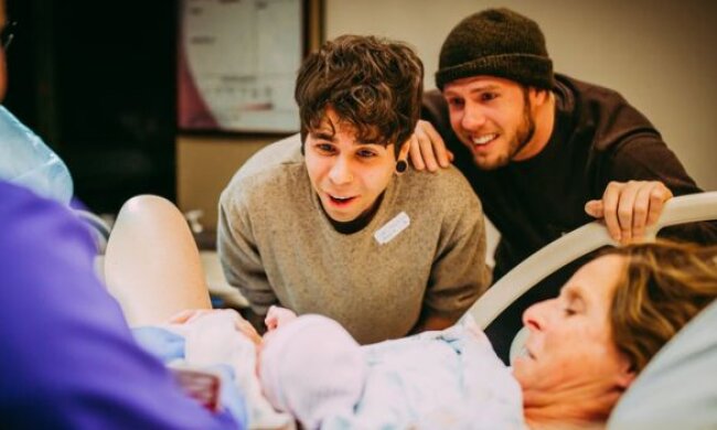 Бабуся народила дитину своєму синові та його хлопцеві: вагітність пройшла легко, а пологи знімали на камеру