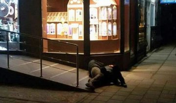 Фото дня: "уставшие" львовяне спят под "Roshen"
