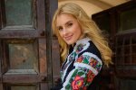 Ірина Федишин у вишиванці втекла з чоловіком у поле
