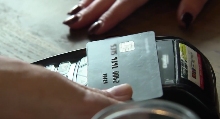 Банківська картка. Фото: скрін youtube