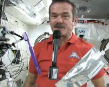 Астронавт показав, як чистити зуби в космосі (відео)