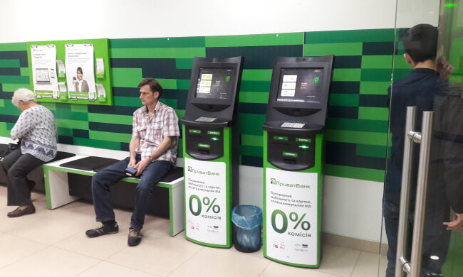 ПриватБанк срочно предупредил украинцев: вас могут водить за нос