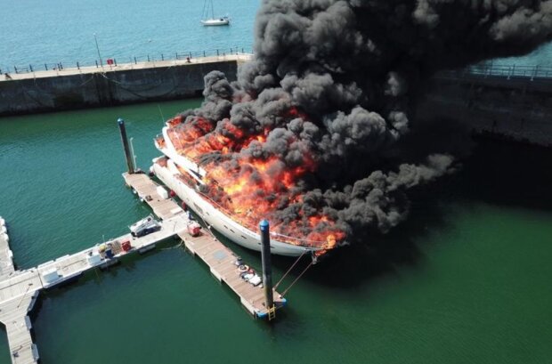 Суперяхта Rendezvous спалахнула 28 травня з 8000 літрів палива на борту