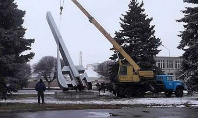 Харківщина залишилась без 15 метрового серпа та молота (фото) 