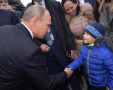 Хороший стимулятор: Путін нагородив юних спортсменів... собою