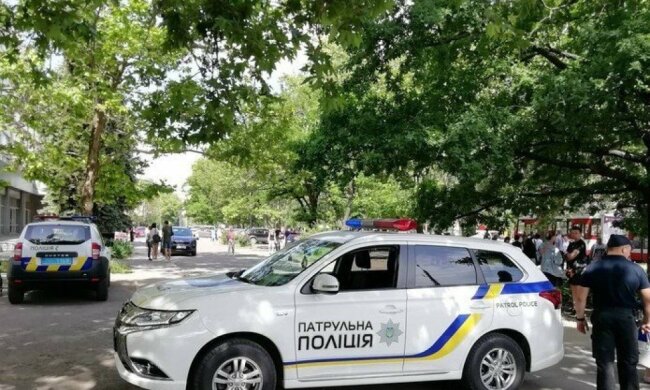 "Мамочка, мне холодно": одесситка оставила малыша под подъездом и пустилась во все тяжкие