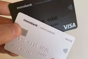 Человек, держащий карты Монобанка