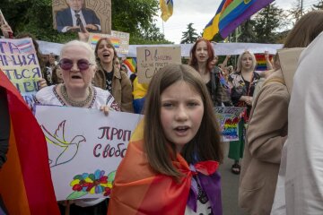 Учасники маршу "ХарківПрайд" у центрі Харкова 12 вересня