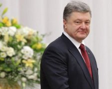 Порошенко поздравил украинок с 8 Марта