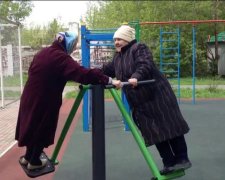 Пенсіонерки побилися через дитячу гойдалку: відео
